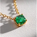 Photo packshot d'origine : collier pendentif émeraude sur fond blanc