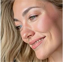 Photo de référence : visage de mannequin souriante